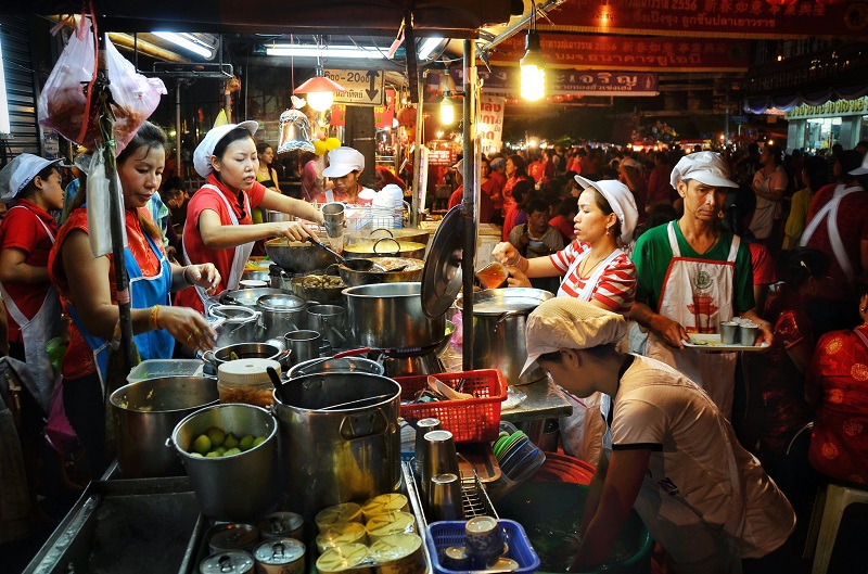 Thai streets. Бангкок стрит фуд. Бангкок уличная еда. Тайская уличная кухня. Рынки с уличной едой в Таиланде.